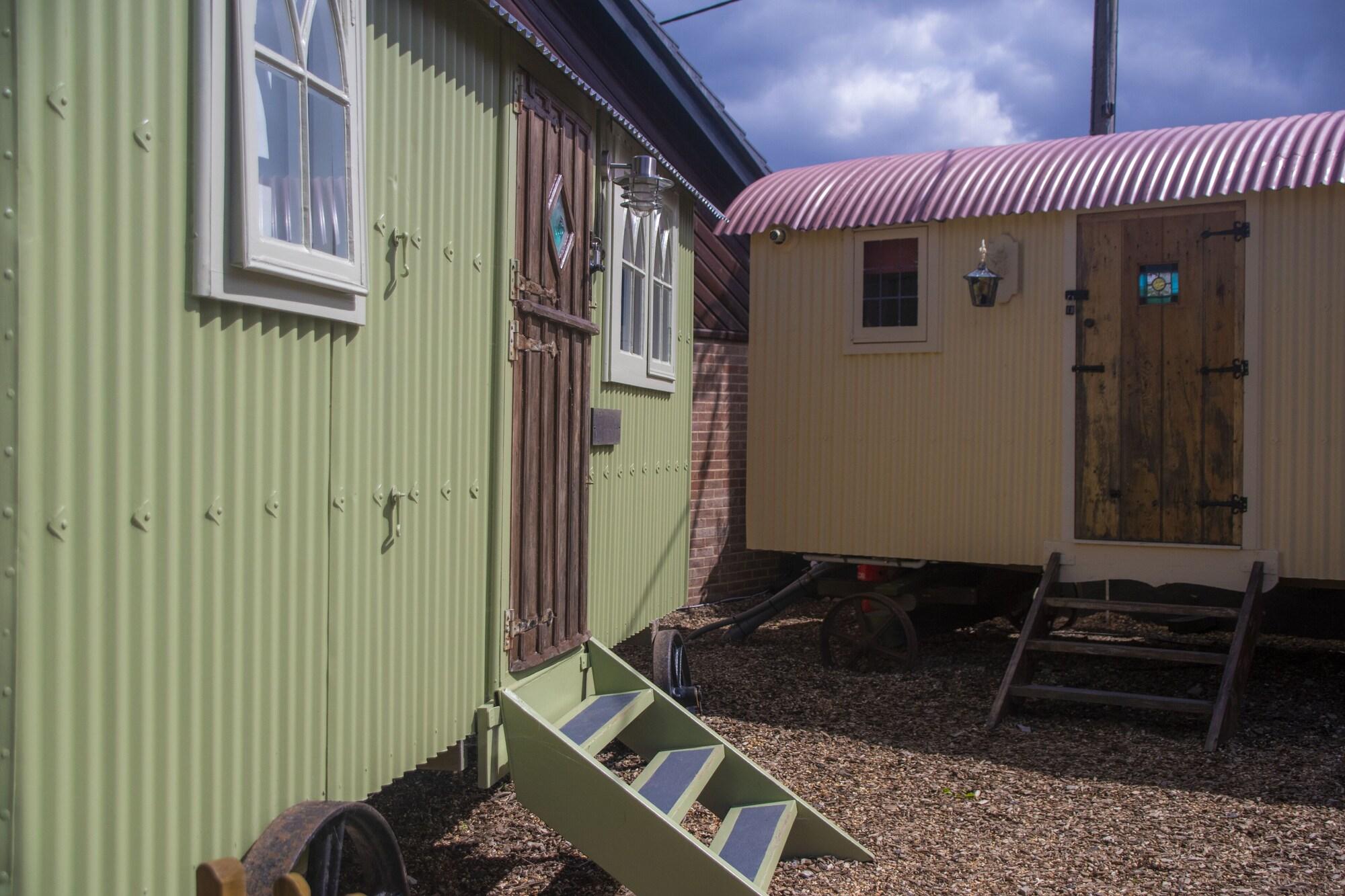 Stonehenge Inn&Shepherd's Huts Bulford Exterior foto
