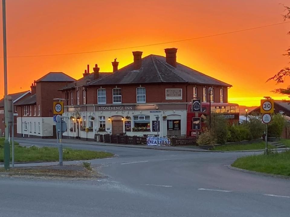 Stonehenge Inn&Shepherd's Huts Bulford Exterior foto